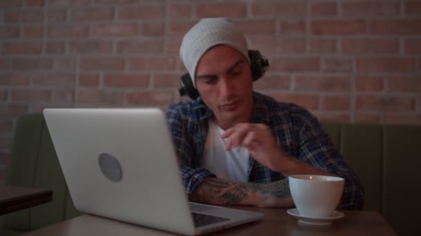 Hipster ascoltare podcast e bere caffè — Video Stock