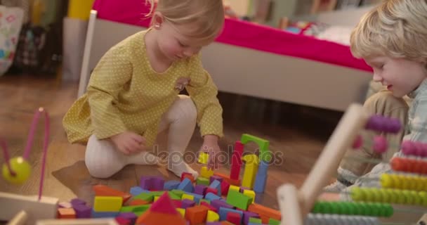 Preschooler κορίτσι και σχολική ηλικία ο αδελφός παίζοντας — Αρχείο Βίντεο