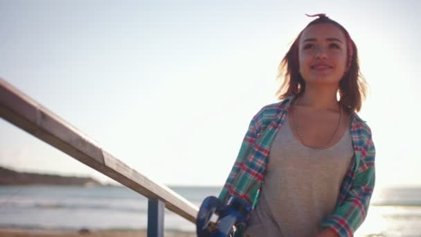 Skateboarder meisje lopen om vrienden te ontmoeten — Stockvideo