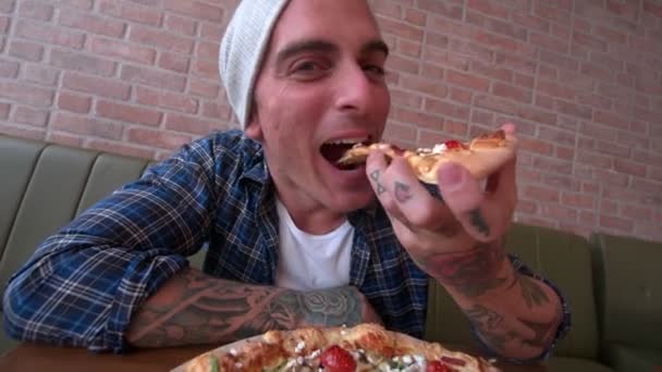 Homem agarrando uma fatia de pizza — Vídeo de Stock