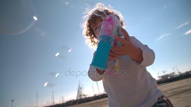Pojken blåser bubblor — Stockvideo
