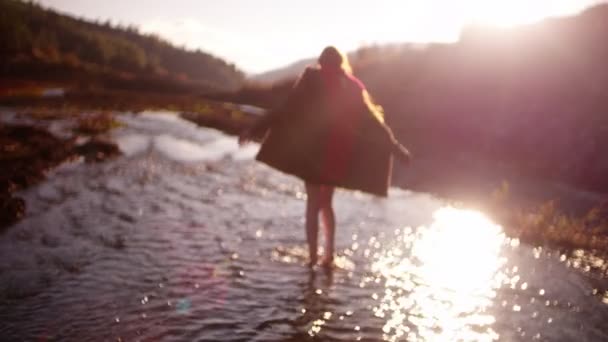 Hipster laufen barfuß im Fluss — Stockvideo