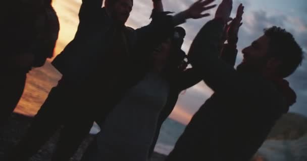Vänner gör high five och ha roligt — Stockvideo