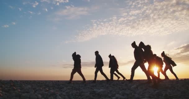 Hipster personas caminando juntos en la playa — Vídeo de stock