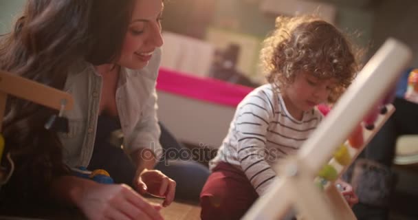 Bebek bakıcısı ve sarışın çocuk oyun — Stok video
