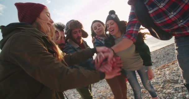 Amigos com as mãos no ar — Vídeo de Stock