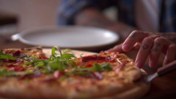 Hipster with tattoos taking slice of pizza — Stock Video