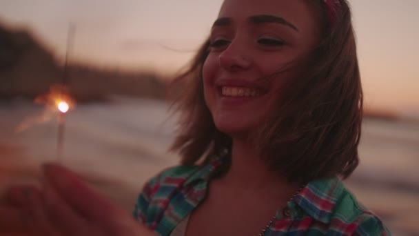 Hippi kız havai fişek ile eğleniyor — Stok video