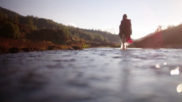 Rotschopf-Hipster überquert Gebirgsfluss — Stockvideo