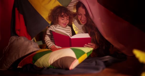 Mère lisant un livre passionnant pour son fils — Video