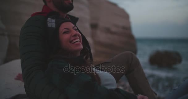 Couple romantique assis au bord de la mer — Video