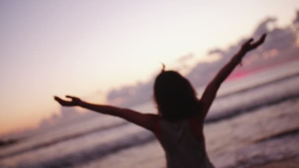 Хіпстерська дівчина біжить піднімаючи руки — стокове відео