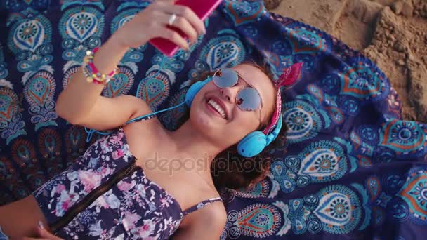 Adolescente deitada na praia — Vídeo de Stock