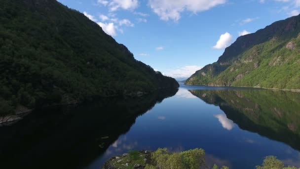 Letecký Pohled Kabiny Ostrově Norském Fjordu Odrazem Oblohy Vodě — Stock video