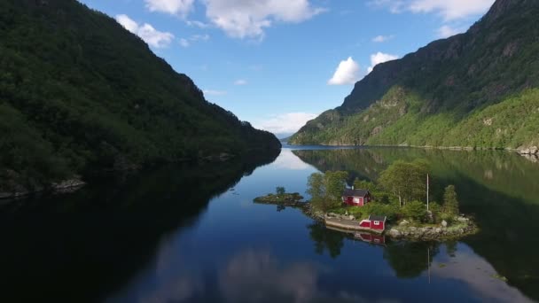 ノルウェーのフィヨルドの島の小屋の空撮 — ストック動画