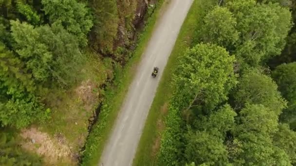 Drone Siguiendo Conducción Motocicletas Través Del Bosque Una Aventura — Vídeos de Stock