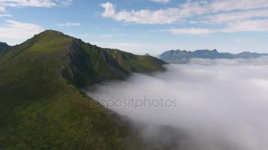 Bulutlar ve sis Norveç'te çevrili Dağı havadan görünümü