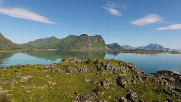Odraz Hor Mořské Vodě Fjordu Norska Lofoten Ostrovy — Stock video