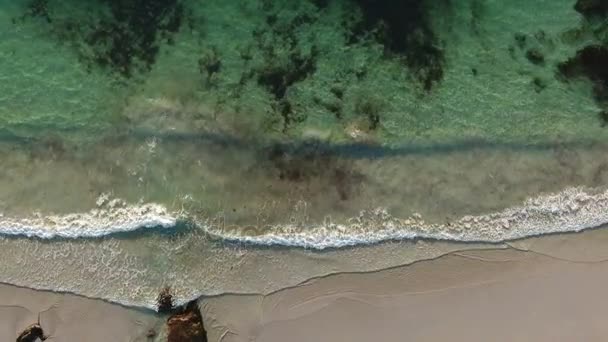 沙滩上 Turqoise 水中无人机的海浪鸟瞰 — 图库视频影像