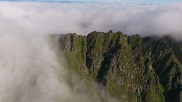 雲とノルウェーの霧に囲まれた山の空中写真 — ストック動画