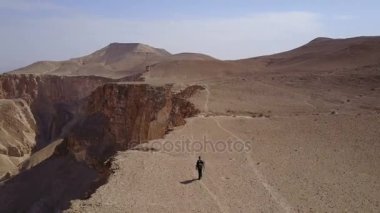 Dağları çölde hiking uzun yürüyüşe çıkan kimse havadan görünümü 