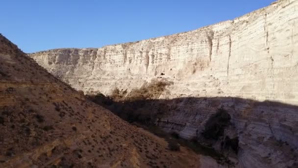 Drone Flying Pouštním Kaňonem Izraeli — Stock video