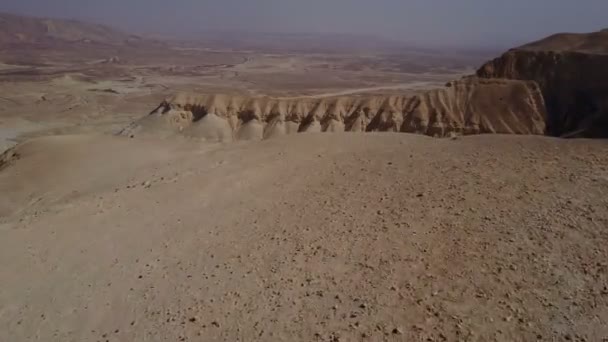 Drone Volando Sobre Arena Rocas Para Revelar Montañas Del Desierto — Vídeos de Stock