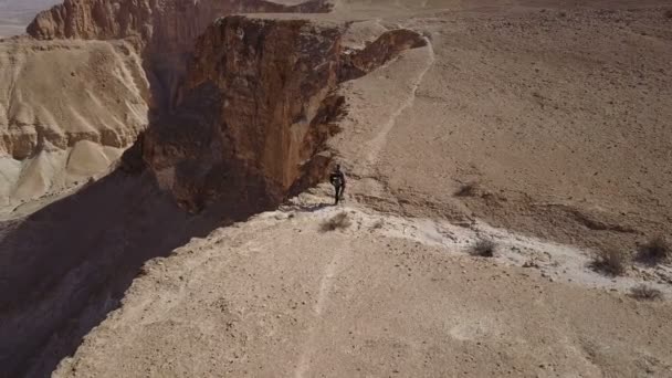 砂漠の山にハイカーの航空写真 — ストック動画