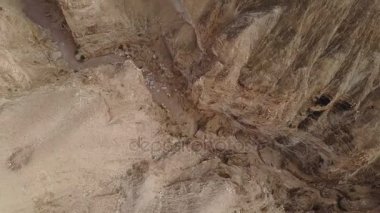 Ani sel yağmur altında kuru çöl nehir yatağı sonra havadan görünümü