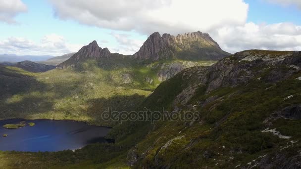 Bergen Och Sjön Tasmanien Med Moln Himlen — Stockvideo