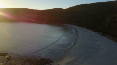 Plaj sahil gündoğumu sırasında tarafından