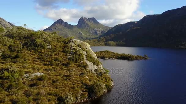 Drone Survolant Lac Avec Des Montagnes Arrière — Video