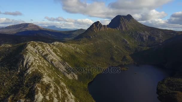 Bergen Och Sjön Tasmanien Med Moln Himlen — Stockvideo