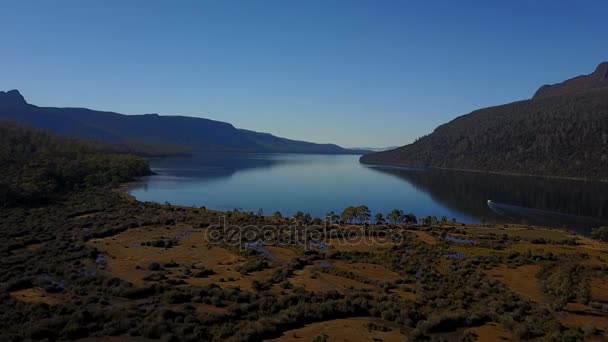 Bergen Och Sjön Tasmanien Med Reflektion Blå Himmel — Stockvideo