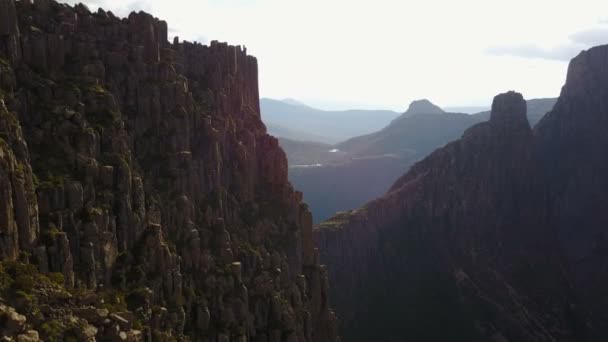 Voando Através Montanha Com Drone — Vídeo de Stock