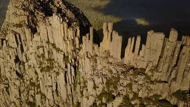 飞行通过山和岩石形成与无人机 — 图库视频影像