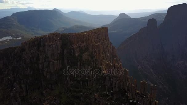 Voando Passado Montanha Formação Rocha Com Drone — Vídeo de Stock