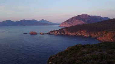 Bay ve deniz kenarında gündoğumu tarafından kıyı şeridi