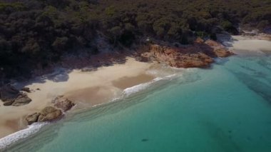 Beyaz kum plaj turkuaz su ile