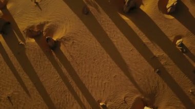 Yukarıdan kum, havadan görünümü üzerinde gölgeler atma kayalar