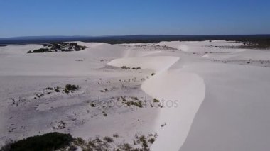 Beyaz kumlu çöl dunes üzerinde uçan uçak