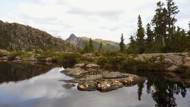 Létání Nad Horské Jezero — Stock video