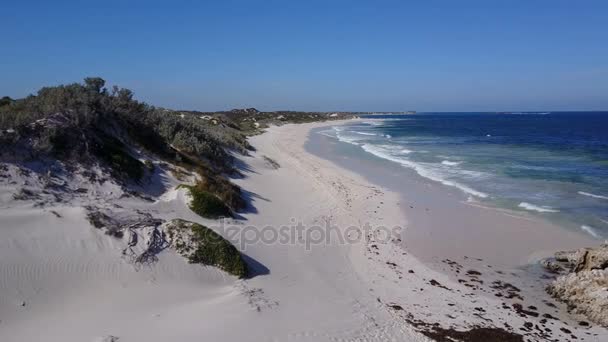 青緑色の水とビーチの白い砂浜 — ストック動画