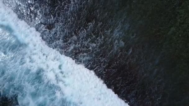 Vue Aérienne Vagues Puissantes Écrasant Dans Mer — Video