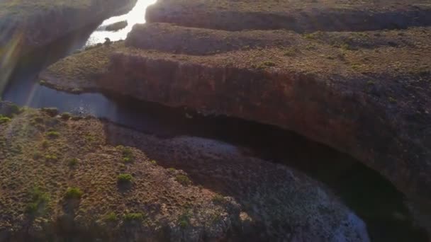 Flygande Över Floden Och Canyon — Stockvideo