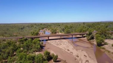 Kamyon üzerinde köprü yol ulaşım altyapı havadan görünümü üzerinde sürme
