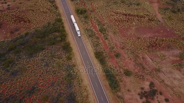 トラックの運転の道路上空表示に — ストック動画