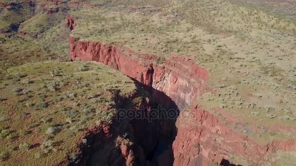 飞越澳大利亚峡谷上空的无人驾驶飞机 — 图库视频影像