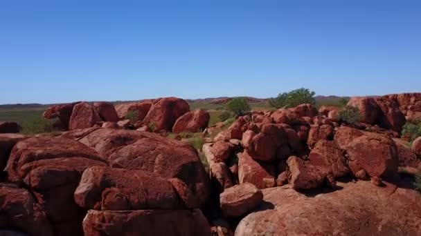 Летающие Над Красными Камнями Скалами Австралии — стоковое видео
