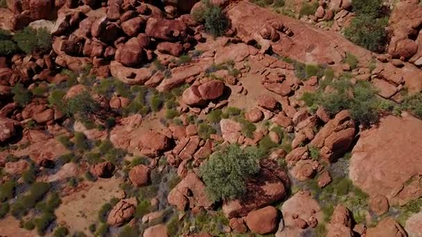 Fliegen Über Rote Felsbrocken Und Felsen Australien — Stockvideo